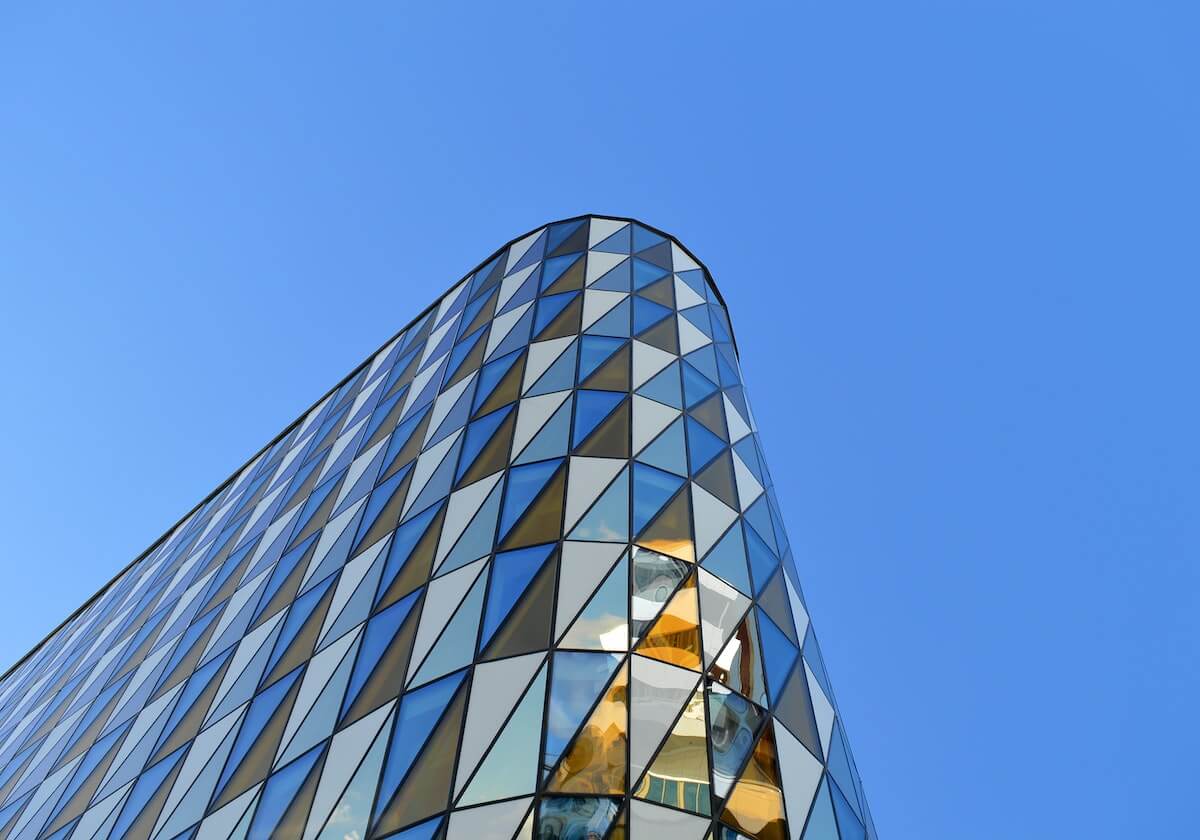 意甲：米兰前锋莱奥接受采访谈现在的米兰，我感觉今年我们会是一个真正团队